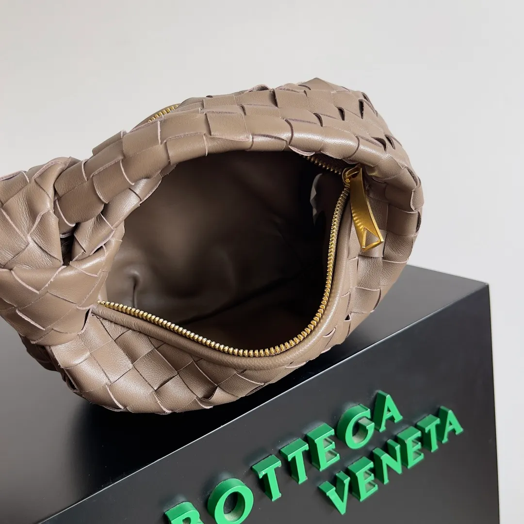 Batch 1120 Bottega veneta͙.——The latest woven knotted hobo🔥 The top-grade lambskin leather is very soft, the bag shape is unique, practical and durable. It retains the traditional woven elements while being a little more flamboyant ~ Made of hand-woven sheepskin, zipper opening and closing, curved seamless structure, effortless to match. Highly recommended⚠️⚠️⚠️ The highest-end in the market🌈 Welcome to compare [all shipped from the factory with a full set of packaging] size: 23x15x5cm.   Model: 651876